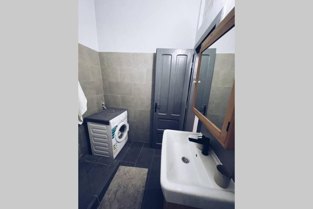 ☆Modern High Ceiling Apartment - Heart Of The City Oradea Extérieur photo