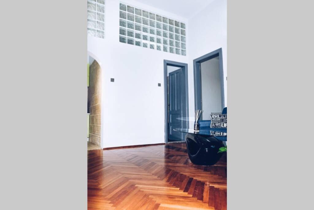 ☆Modern High Ceiling Apartment - Heart Of The City Oradea Extérieur photo
